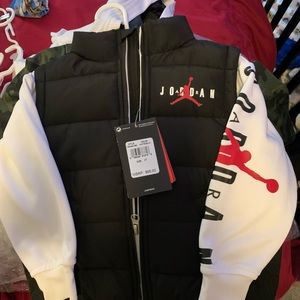 Jordan light vest/sweater with hoodie